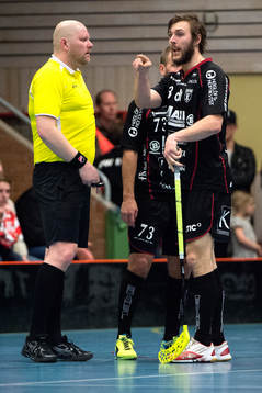 Faluns Johannes Larsson pratar med domarn
