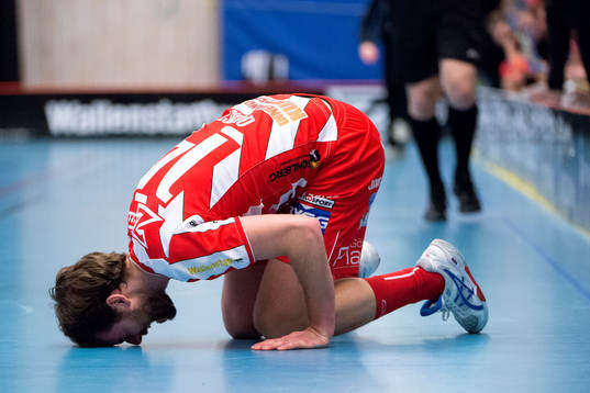 Pixbos Henrik Quist ligger skadad på planen