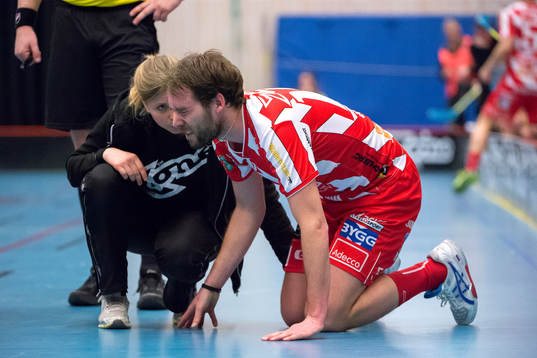 Pixbos Henrik Quist ligger skadad på planen