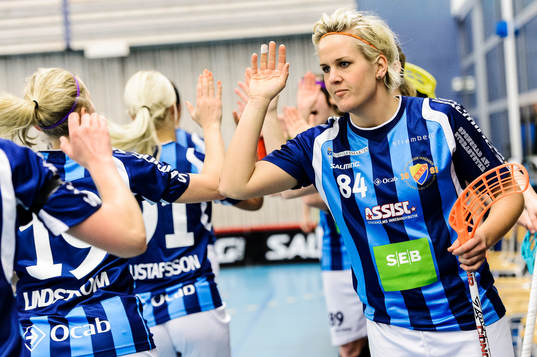 Djurgårdens  spelare gör high five med Ann-Sofie Sundholm