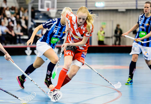 Pixbos Lisa Andebratt dribblar