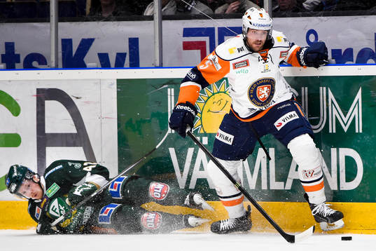 Växjös Noah Welch vinner en närkamp mot Färjestads