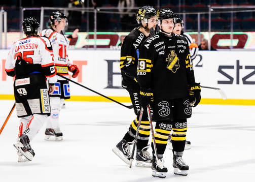 s spelare Brett Carson och Martin Karlsson deppar