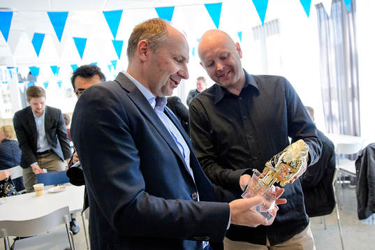 Håkan Mild får en guldsko av Anders Goding,