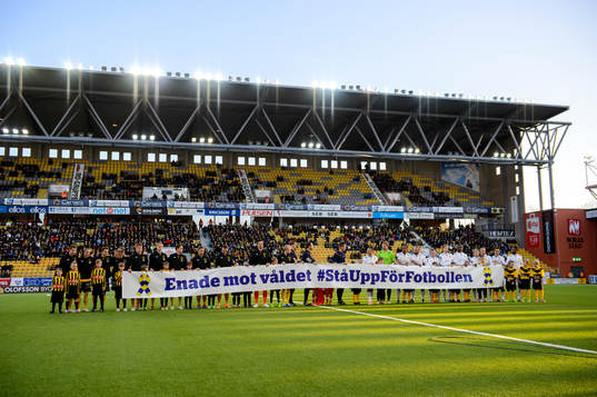Spelarna håller upp en banderoll med texten "Enade mot