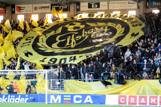 Elfsborgsklacken har ett tifo innan fotbollsmatchen i