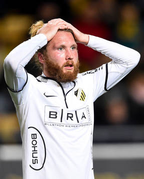 Häckens Emil Wahlström reagerar när Elfsborg får straff