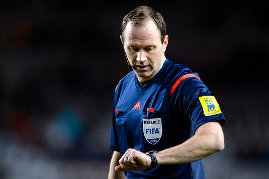 Domare Jonas Eriksson tittar på klockan