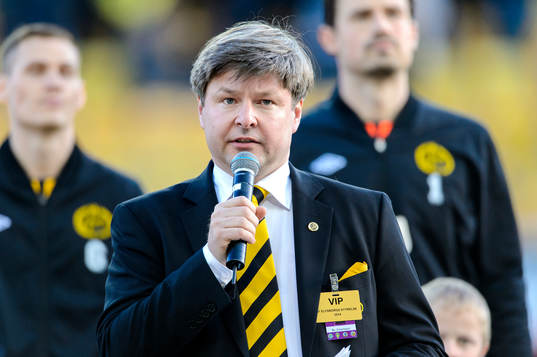 Elfsborgs ordförande Bo Johansson håller i en tyst minut