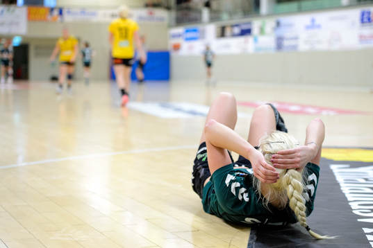 Önnereds Caroline Levander ligger på golvet