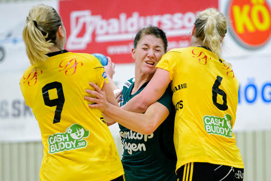 Önnereds Sandra Kvarnström stoppas av Sävehofs Frida