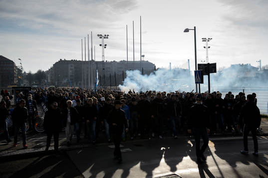 Malmös supportrar tågar mot arenan innan fotbollsmatchen