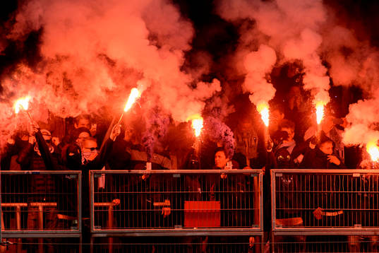 Malmös supportrar eldar bengaler innan fotbollsmatchen i