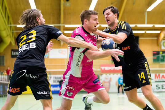 HK Malmös Fredrik Lindahl försöker gå förbi Sävehofs