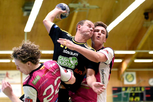 Sävehofs Tobias Albrechtson tar sig förbi HK Malmös