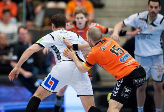 Knuff i ryggen av Kristianstads Johan Jepson  i matchen i
