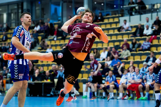 Skövdes spelande tränare Robert Arrhenius tittar på när