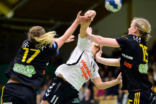 Önnereds Lina Barksten stoppas av Sävehofs Elin