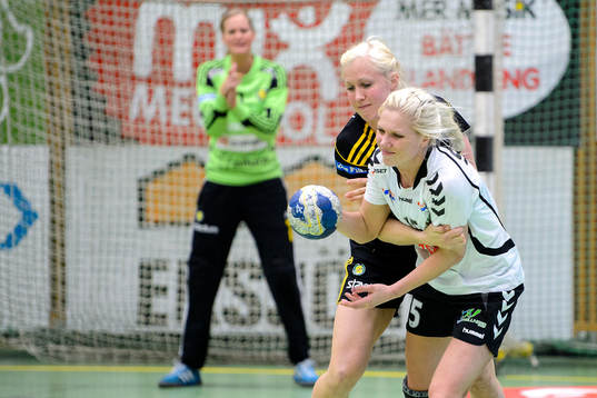 Önnereds Caroline Levander stoppas av Sävehofs Elin