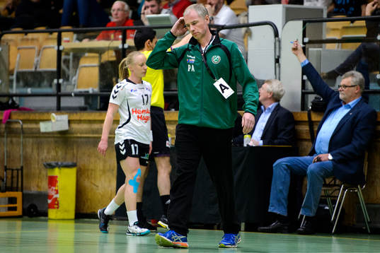 Önnereds tränare Per-Anders Lindfeldt kliar sig på