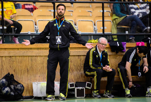 Sävehofs tränare Henrik Signell slår ut med händerna