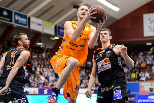 Norrköpings Joakim Kjellbom hoppar mot korgen