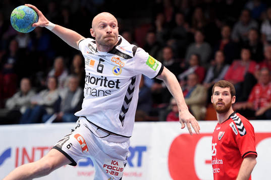 Redbergslids Henrik Lundström skjuter