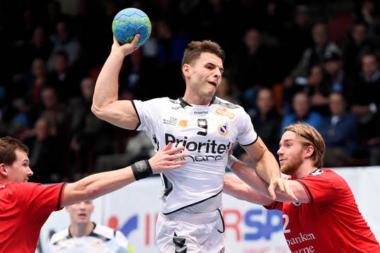 Redbergslids Nikola Stojcevski tar sig förbi GUIFs försvar