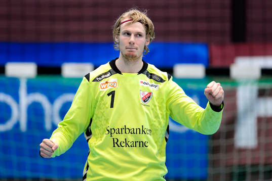 GUIFs målvakt Aron Rafn Edvardsson jublar
