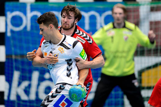 Redbergslids Nikola Stojcevski stoppas av GUIFs Helge