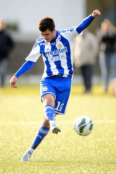 IFK Göteborgs Nikola Zivkovic skjuter bollen