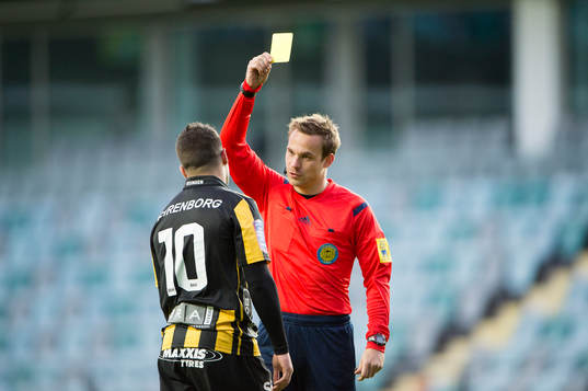 Domare Kristoffer Karlsson ger Häckens Moestafa El Kabir