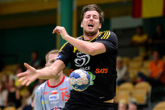 Sävehofs Mattias Thynell tappar bollen