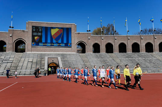 Djurgårdens spelare och QBIKs spelare går in på