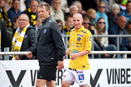 Falkenbergs Christoffer Carlsson byts ut och lämnar planen