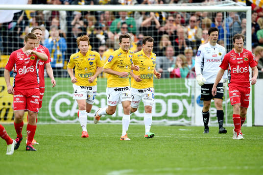 Falkenbergs Anton Wede firar 1-1 med Dan Keat och David