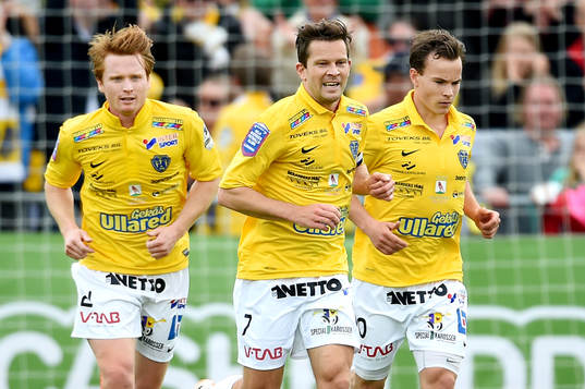 Falkenbergs Anton Wede firar 1-1 med Dan Keat och David