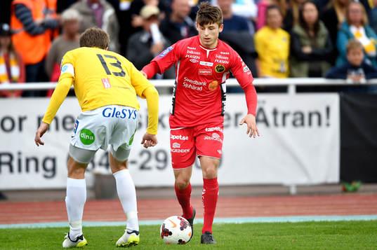 Elfsborgs Arber Zeneli bevakas av Falkenbergs Adam Eriksson