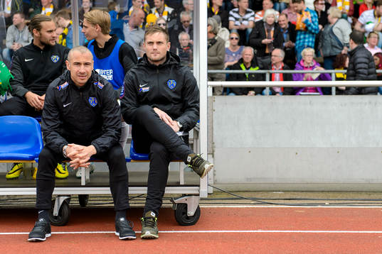 Falkenbergs tränare Henrik Larsson och assisterande