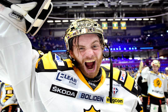 Skellefteås målvakt Markus Svensson firar segern i