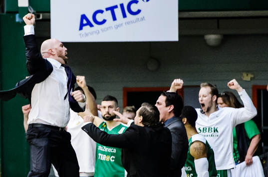 Södertäljes tränare Vedran Bosnic jublar med spelarna