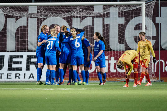 Eskilstunas spelare jublar och Tyresös spelare deppar