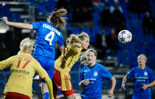 Eskilstunas Louise Quinn och Tyresös Linda Sembrant i en