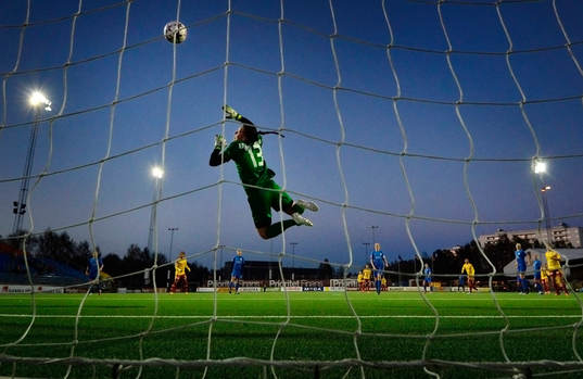 Eskilstunas målvakt Emelie Almesjö hoppar mot bollen