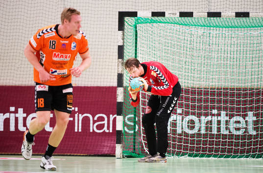 Kristianstads målvakt Dan Beutler kysser bollen