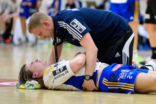 Ystads Lukas Nilsson ligger skadad på golvet