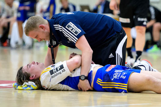 Ystads Lukas Nilsson ligger skadad på golvet
