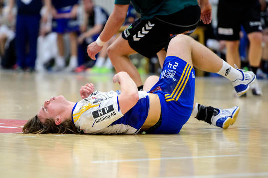 Ystads Lukas Nilsson ligger skadad på golvet