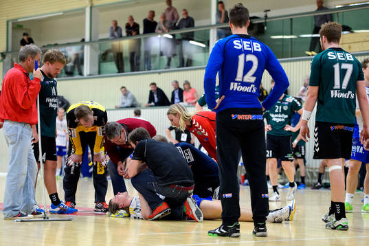 Ystads Lukas Nilsson ligger skadad på golvet