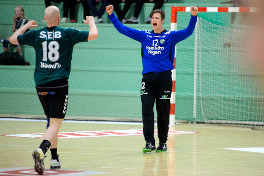 Önnereds målvakt Sebastian Abrahamsson jublar
